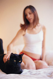 9分10秒落地窗頭撞玻璃視頻播放：高空驚魂！女子意外撞擊玻璃，安全警鐘再敲響