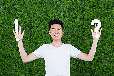 三個(gè)老頭擁著躁我,公園驚現(xiàn)道德淪喪，三位老人行為引發(fā)社會(huì)關(guān)注-1