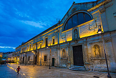 69少婦:69歲“少婦”走紅:傳奇人生引關(guān)注-2