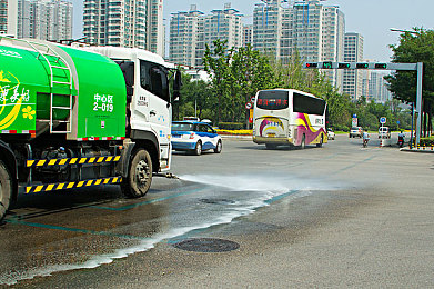 9分42秒頭撞玻璃視頻：驚險(xiǎn)9秒！女子家中頭部撞擊玻璃，安全警鐘長鳴-3