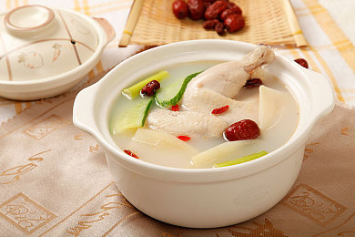 9分10秒落地窗頭撞玻璃視頻播放：高空驚魂！女子意外撞擊玻璃，安全警鐘再敲響-2